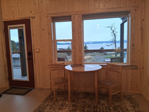 BAY VIEW  SUITE, UPPER LEVEL, BEACH WALK INN 
Featuring Homer's memorable VIEW!