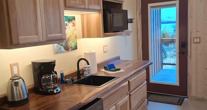 BAY VIEW SUITE, UPPER LEVEL, BEACH WALK INN
Featuring Homer's memorable VIEW!