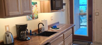 BAY VIEW SUITE, UPPER LEVEL, BEACH WALK INN
Featuring Homer's memorable VIEW!