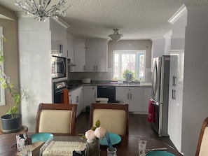 Fridge, microwave, oven, stovetop - 4 Bedroom House with Huge Living and Family Room 22 Sleeps/Fire Pit/Chakozi/BBQ (Edmonton)