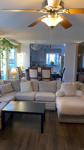 Smart TV - 4 Bedroom House with Huge Living and Family Room 22 Sleeps/Fire Pit/Chakozi/BBQ (Edmonton)