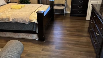 4 makuuhuonetta, silitysrauta/-lauta, ilmainen Wi-Fi, vuodevaatteet