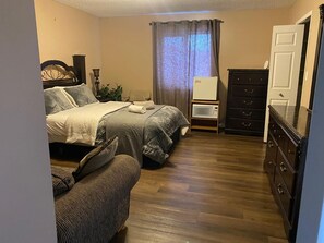 4 soverom, strykejern/-brett, wi-fi (inkludert) og sengetøy