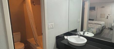 Combinació de dutxa i banyera i tovalloles