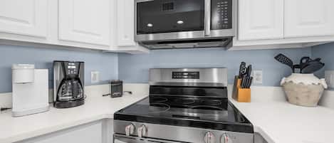 Een koelkast, een microgolfoven, een oven, een kookplaat