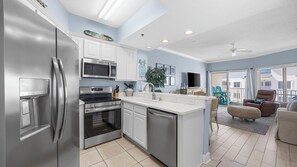 Een koelkast, een microgolfoven, een oven, een kookplaat