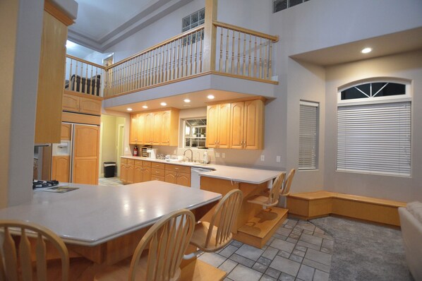 Fridge, microwave, oven, stovetop - 4-bedroom house with Pool, WiFi and AC close to Lake Powell and Antelope Canyon. (Page)