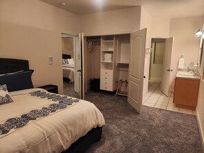 4 室のベッドルーム、デスク、アイロン / アイロン台、WiFi