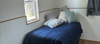 Cozy cabin in enjoyable Sturgis with WiFi, AC