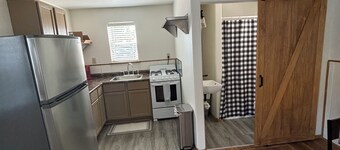 Cozy cabin in enjoyable Sturgis with WiFi, AC