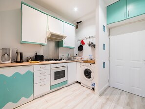 Fridge, oven, stovetop, toaster - Park Wilsona Comfy Apartment (Poznan)