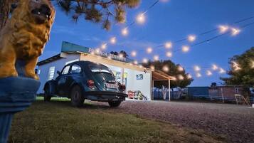 غرفة رباعية بتجهيزات أساسية | منطقة المعيشة