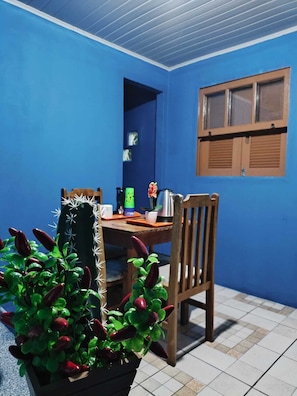 Basic Quadruple Room | Private kitchen | Cookware/dishes/utensils