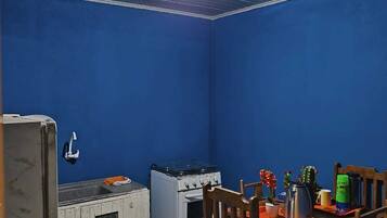 غرفة رباعية بتجهيزات أساسية | مطبخ خاص | مستلزمات طهي/أطباق/أوعية