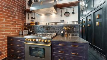 Køleskab, mikrobølgeovn, ovn, kogeplade