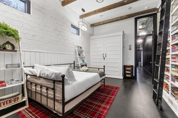 3 bedrooms, desk, iron/ironing board, internet