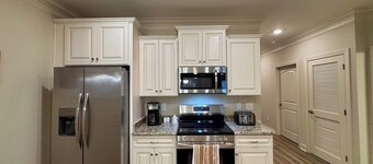 3-bed condo, 1 floor, mins from beach and Marshwalk, year round golf & fishing.