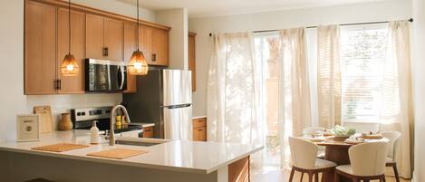 Refrigerador, microondas, horno, placa de cocina