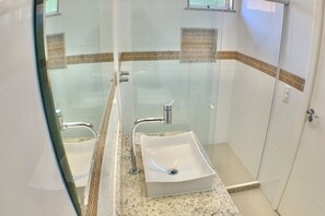 シャワー、石鹸、トイレットペーパー
