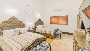 7 soveværelser, pengeskab på værelset, skrivebord, strygejern/strygebræt