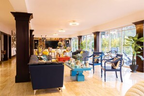 TV connectée, jeux vidéo, lecteur de DVD, baby-foot