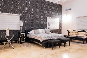 7 chambres, coffres-forts dans les chambres, bureau