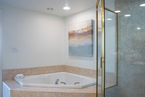 Douche, baignoire Ă jets, sĂšche-cheveux, serviettes fournies