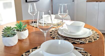 Charming Retreat Near Montreal: Sleeps 7, Pet-Friendly, Free Parking!