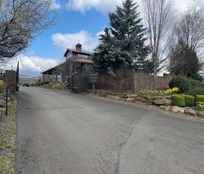 Property grounds - Beautifully Renovated Sleeps up to 8 in East Medford (Medford)