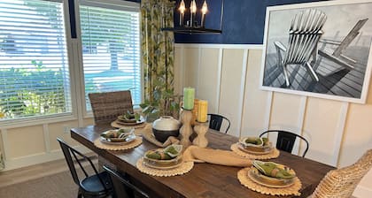 Beautifully Renovated Sleeps up to 8 in East Medford