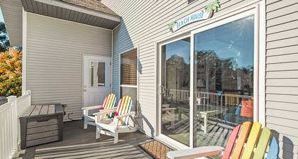Wake up to river views:dreamy 4 bedrooms escape by the city beach in Dunnellon.