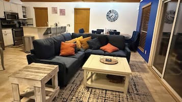 Una Smart TV, una chimenea, videojuegos