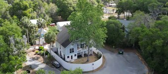 Wake up to river views:dreamy 4 bedrooms escape by the city beach in Dunnellon. 