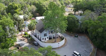 Wake up to river views:dreamy 4 bedrooms escape by the city beach in Dunnellon.