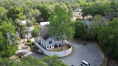 Wake up to river views:dreamy 4 bedrooms escape by the city beach in Dunnellon. 