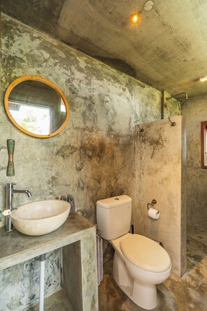 Séchoir à cheveux, serviettes fournies, savon, papier de toilette