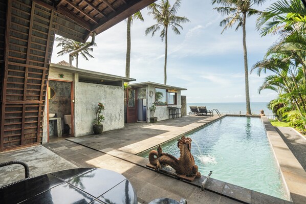 Separate kitchen and bathroom . - Oceanfront Serenity & Balian surf break (Balian Beach)