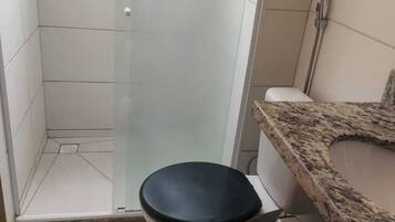 Chuveiro, toalhas de banho, sabonete, papel higiênico