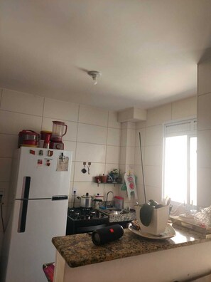 Fridge, microwave, stovetop, coffee/tea maker - Furnished apartment 10 minutes from the beach (Portal do Sol João Pessoa)