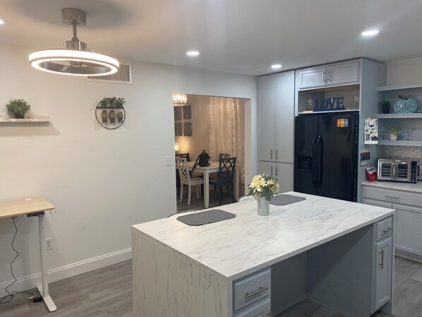 Dining - Charming home in North Miami close to many wonderful restaurants and shops. (North Miami)