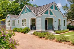 A single-story house with a gabled roof, a front porch, and a number '404' on the front. - Eskew Place | 3 blocks to Main | Newly Renovated (Fredericksburg)