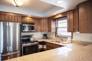 ثلاجة، ميكروويف، فرن، موقد طهي مس�طح