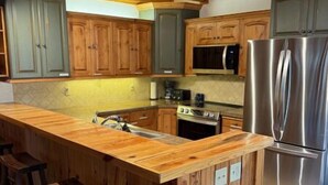 ماكينة لصنع القهوة/الشاي، ثلاجة، ميكروويف، فرن