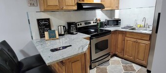 Chic 1-bedroom with WiFi and AC, Centereach apartment near Stonybrook University