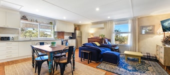 Country cottage 10 minutes to Tamworth - pet friendly!