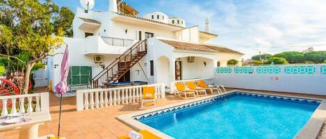 حمّام سباحة مُدفَّأ