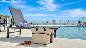 A heated pool - At The Sandbar: Oceanfront, Htd Pool, Free Dockage, GameRoom, EV Charger (Islamorada)