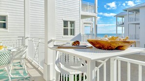 Outdoor dining - At The Sandbar: Partial Ocean View, Htd Pool, Free Dockage, GameRoom, EV Charger (Islamorada)