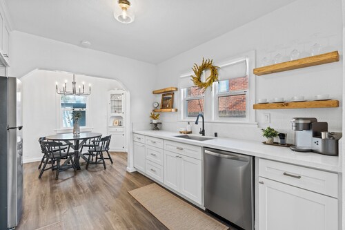 Charming 2-bedroom cottage with WiFi, AC in enjoyable West Sacramento