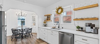 Charming 2-bedroom cottage with WiFi, AC in enjoyable West Sacramento